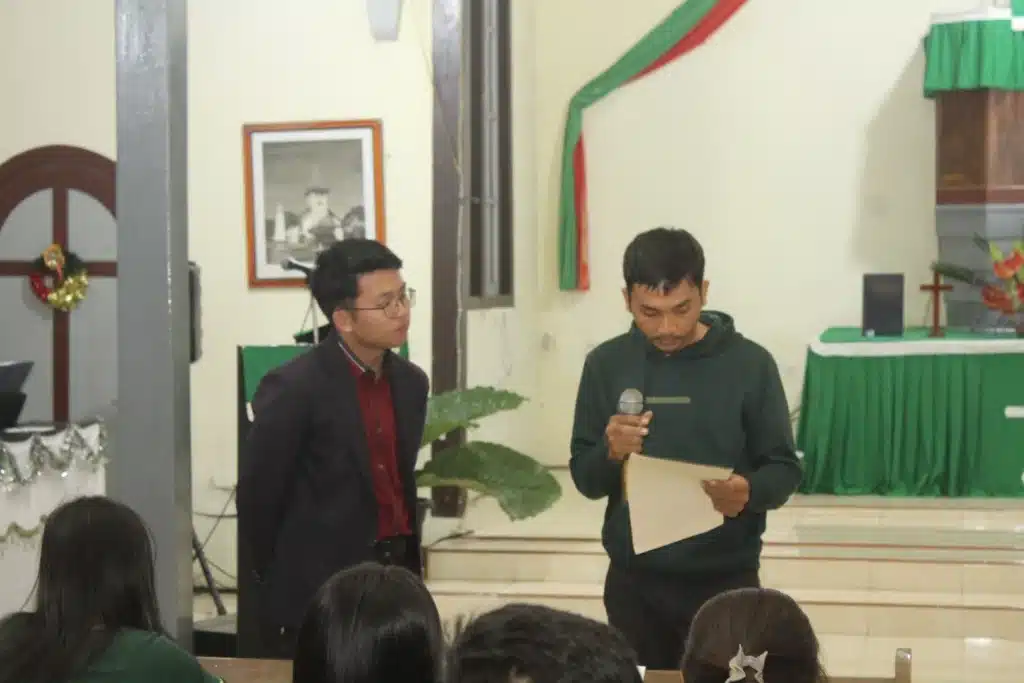 Brando Sidabutar (salah satu Naposo) membacakan isi Perjanjian Naposo yang ditunjukkan oleh Kristofel Harefa