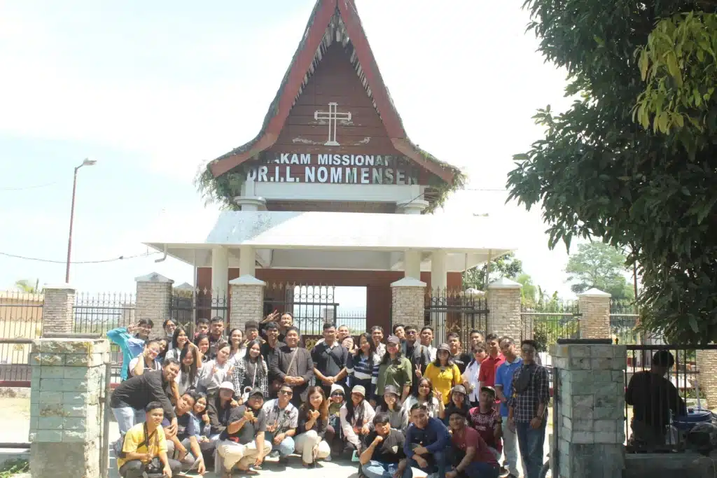 Foto Bersama Naposobulung HKBP Perawang di Komplek Makam DR. I.L. Nommensen di Sigumpar