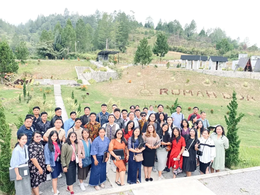 Rombongan Naposobulung HKBP Perawang di Rumah Doa HKBP di Sipaholon