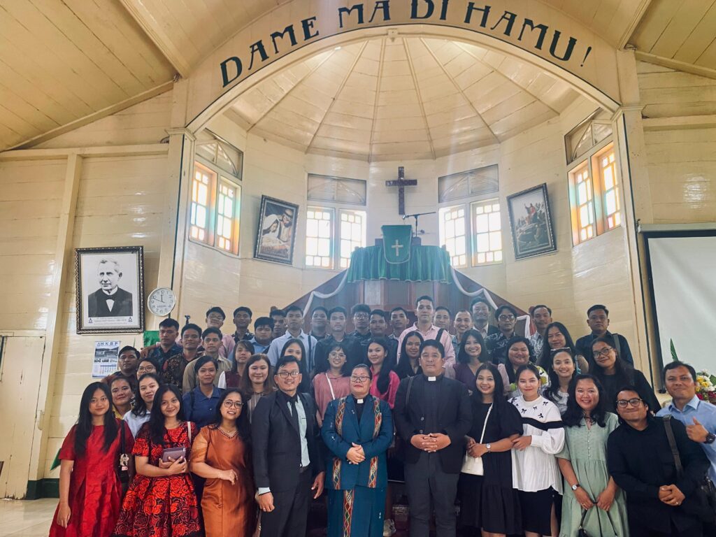 Foto bersama dengan Pdt. Seventriani Simanjuntak di HKBP Dame Saitnihuta